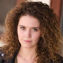 Emma Deckers als Linda