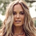 Jena Sims als NATO Delegate Lee