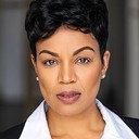 Debra Foxx als Professor Lisa Kingston