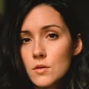 Shannon Woodward als Fiona