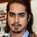 Avan Jogia als Stéphane