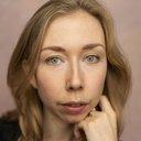 Bryony Miller als Bessie, Johnson's Servant