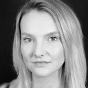Chloe Badham als Aura Dawn
