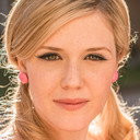 Harriet Dyer als Emily Kass