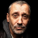 Nicolay Weller als Mann mit Zeitung