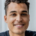 Aster Nzeyimana als Self - Host
