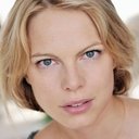 Cécile Breccia als Gina McQueen