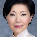 Elizabeth Sung als Palmist