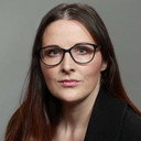 Emily Frith als Sarah