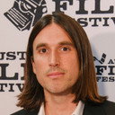 Richie James Follin als James