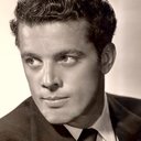 Michael St. Angel als Captain William Yates