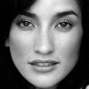 Angie Hastings als "Koi" Kanta