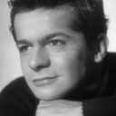 Serge Reggiani als the pilot