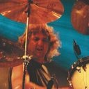 Owen Hale als Drums