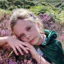 Jenneth Young als Sheep Farm Girl