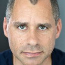 Michael Challenor als Officer Watkins
