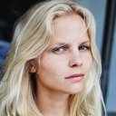 Sinja Dieks als Ingrid Gruber