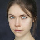 Venetia Bowe als Violet