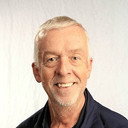 John Ashbridge als American Announcer