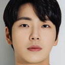 Kim Seong-tae als Alex Comer