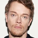 Alfie Allen als Kevin Hubble