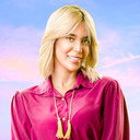 Karima Gouit als Moroccan Waitress