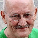 Michael Narloch als Mann mit Zeitung