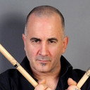 John Macaluso als Drums