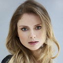 Rose McIver als Amber