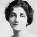 Adelaide Prince als Mrs. Tyler
