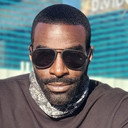 Memphis Cade als Detctive Holland