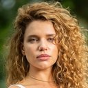 Bruna Linzmeyer als Ela (segment "Pas de Deux")