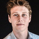 George MacKay als Aron Bielski