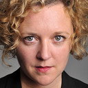 Lorna Watson als Sister Boniface