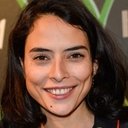 Naïlia Harzoune als Zora