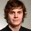 Evan Peters als Max Cooperman