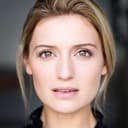 Hayley McCarthy als Issy Kalani