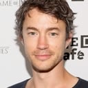 Tom Wisdom als Loki Reader