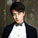 王青 als Zhou / Night Raven