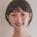 Rae Liu als Jewelry Store Owner