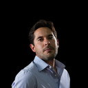 José Raúl Callejas als Policía / Cantante / Pasajero