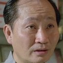 Mak Shu-San als Man queuing for public phone