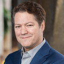 Robert Petkoff als Waiter at Tiki Jones