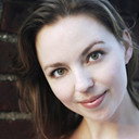 Laura Voss als Yoga Instructor