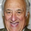 Jerry Adler als Saul Rizzo