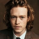 Caleb Landry Jones als Orphan Annie