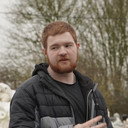 Rhys Bewers als Guard 1