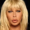 Leevon Kennedy als Directora