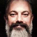 Tonguç Oksal als shopkeeper