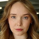 Jesse Gallagher als Dorothy